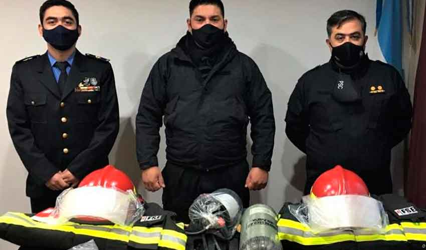 Bomberos de Santa Cruz reciben equipamiento