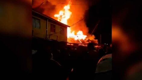 Incendio deja tres bomberos electrocutados en Puente Alto