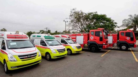 Donación de tres ambulancias y dos unidades contra incendios a Bomberos