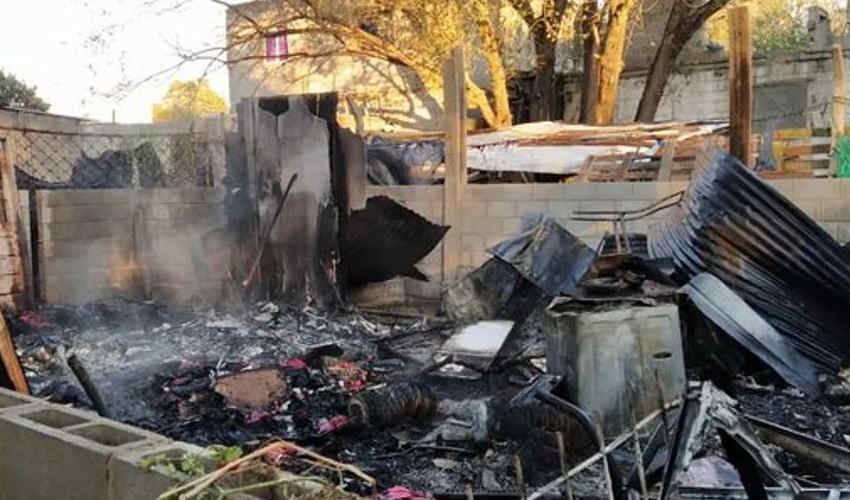 Por el choque del camión de bomberos un incendio consumió toda una vivienda