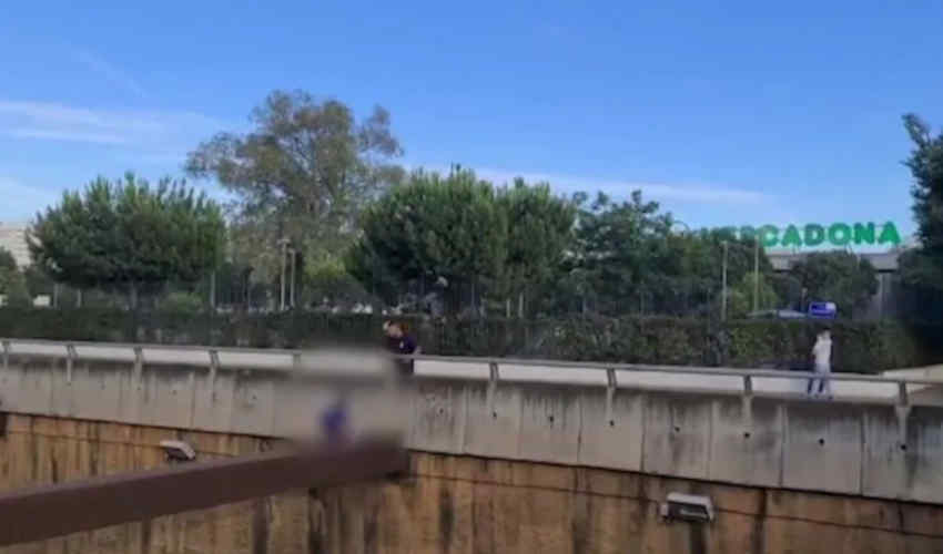 Un bombero consigue evitar que un hombre salte al vacío