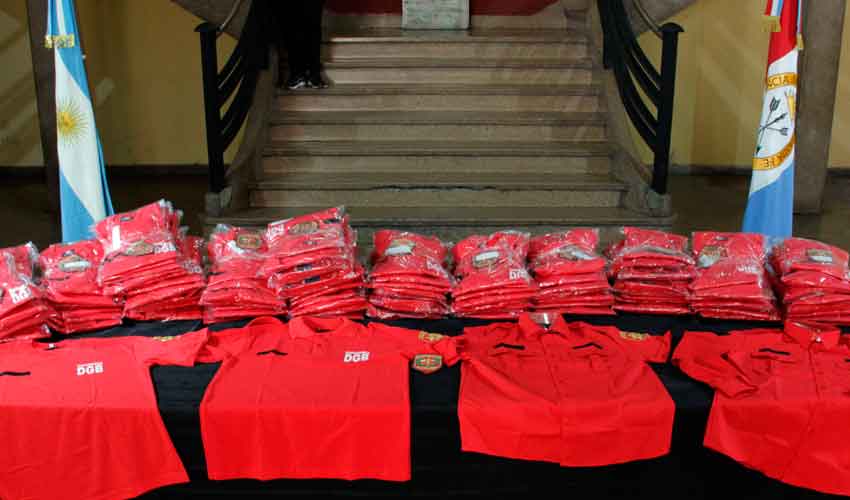 Entrega de uniformes y equipamiento para Bomberos Zapadores