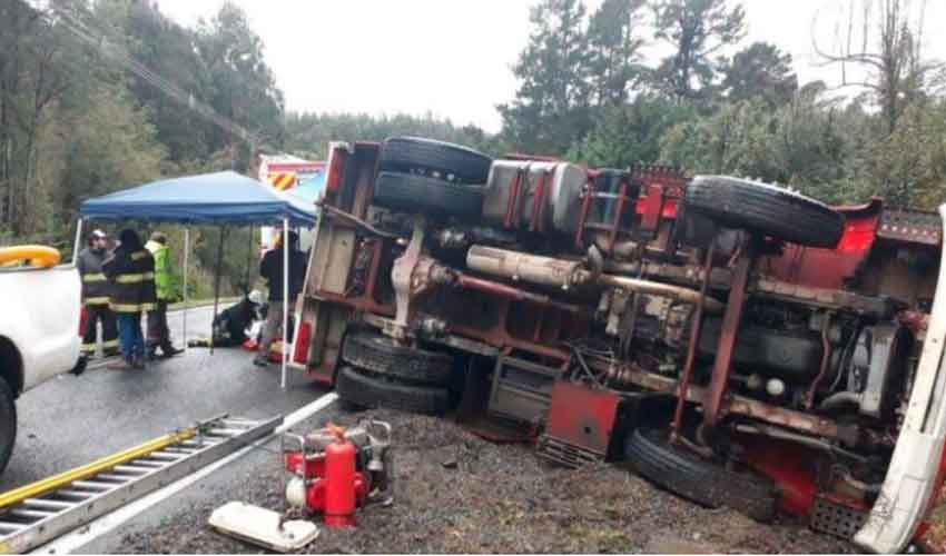 Cinco lesionados deja volcamiento de carro de Bomberos tras atender emergencia