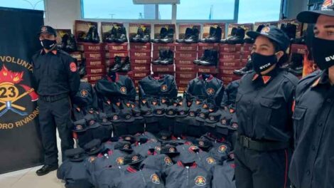 Bomberos de Comodoro presentaron su nueva indumentaria de fajina