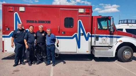 Donaron ambulancia a bomberos de Delicias