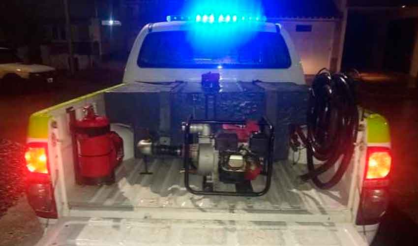 Bomberos de Lobería logró restaurar una camioneta Toyota