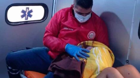 Bomberos atendieron parto en una ambulancia