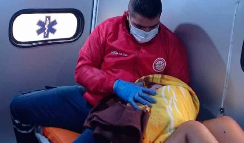 Bomberos atendieron parto en una ambulancia