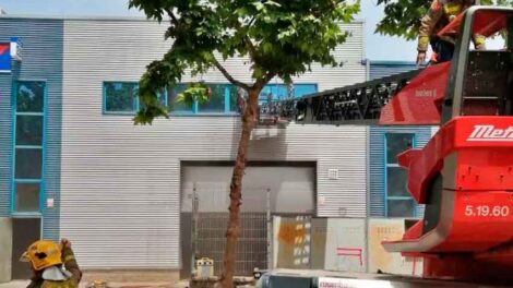 Muere un bombero y 3 más resultan heridos en incendio