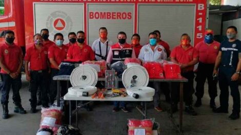 Respaldan labor de bomberos con la entrega de uniformes