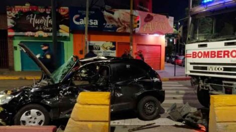 Grave choque de un camión de bomberos y un auto