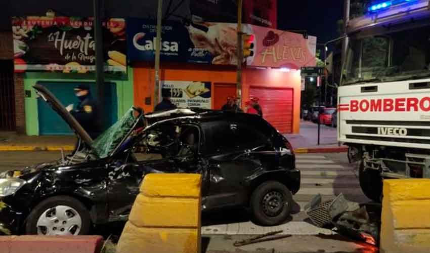 Grave choque de un camión de bomberos y un auto