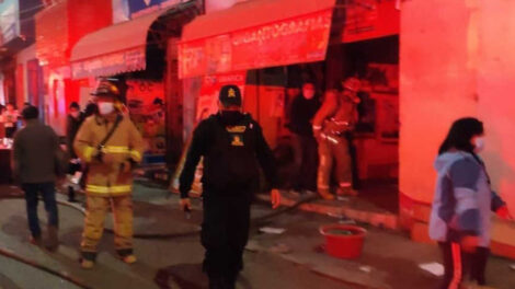 Dos bomberos resultaron heridos tras caída de muro en incendio