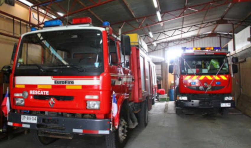 Camión colisiona a unidad de Bomberos de Caldera