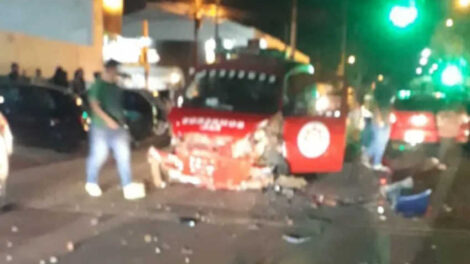 Dos heridos y un bombero golpeado tras dos accidentes