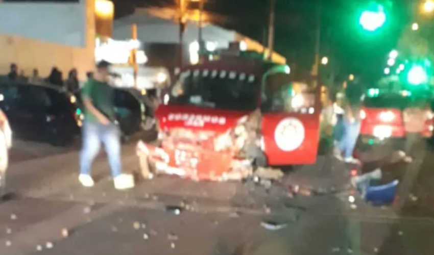 Dos heridos y un bombero golpeado tras dos accidentes