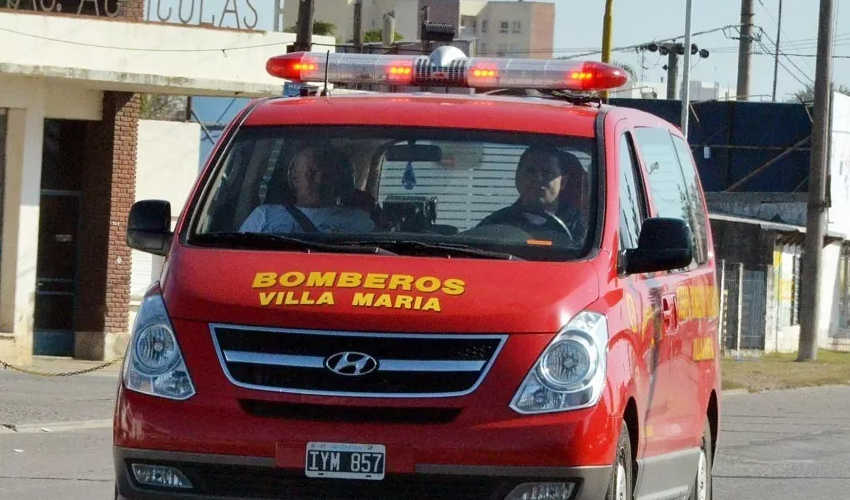 Bomberos salvaron la vida de un bebé que se estaba ahogando
