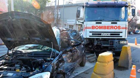 Murió el conductor de un auto embestido por un camión de bomberos