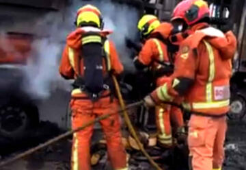 Dos bomberos heridos en un incendio en Valencia