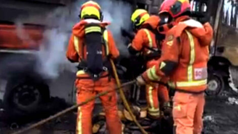 Dos bomberos heridos en un incendio en Valencia