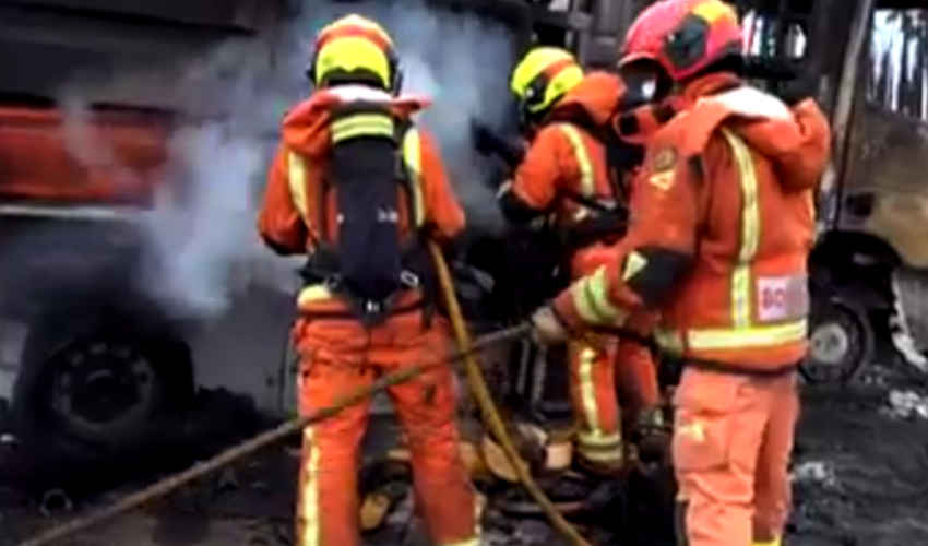 Dos bomberos heridos en un incendio en Valencia