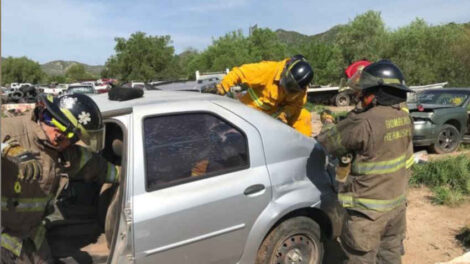 Bomberos realizan simulacro de extracción vehicular