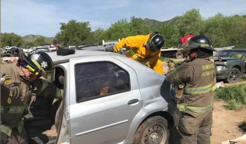 Bomberos realizan simulacro de extracción vehicular