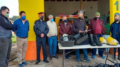 Entrega de indumentaria a Bomberos voluntarios de La Paz