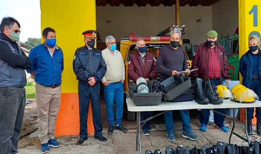 Entrega de indumentaria a Bomberos voluntarios de La Paz