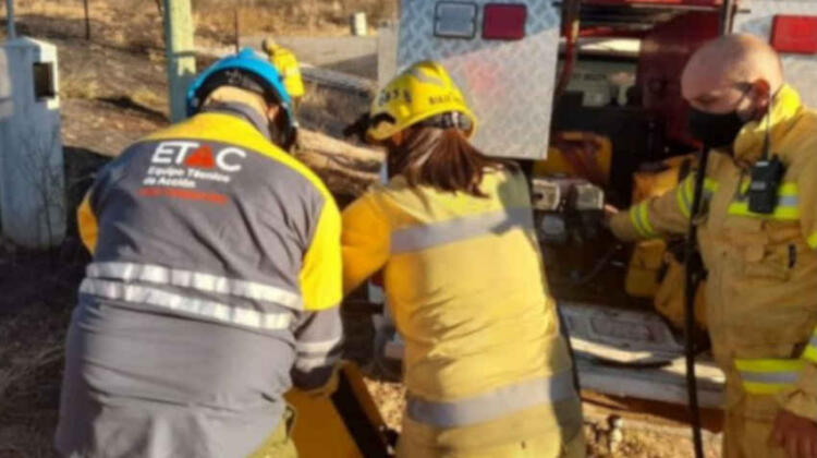 Bomberos combaten un incendio en La Calera