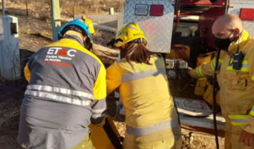 Bomberos combaten un incendio en La Calera