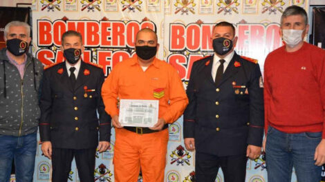 Distinguieron a un bombero por su labor ante el Covid-19