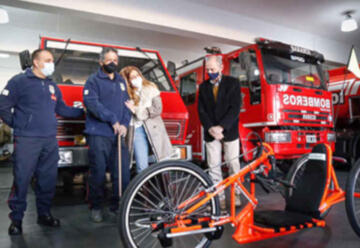 Entregan una bicicleta adaptada a un bombero que sufrió un ACV