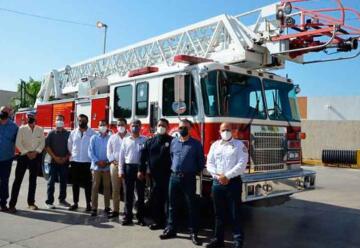 Bomberos de La Paz reciben camión bombera escalera