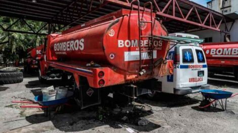 Bomberos sin vehículos y elementos para combatir incendios