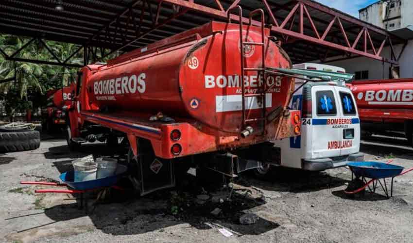 Bomberos sin vehículos y elementos para combatir incendios