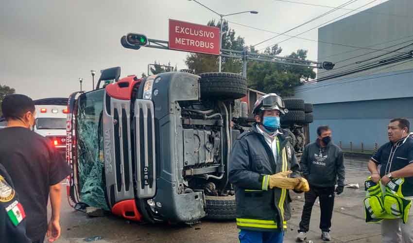 Un camión de bomberos volcó mientras se dirigía a atender un incendio
