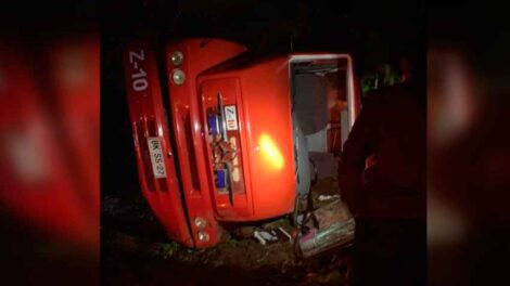 Dos bomberos lesionados deja volcamiento de carro de Bomberos