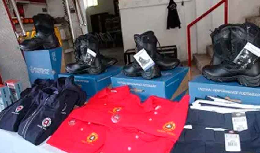 Entregan uniformes a Bomberos de Ramos Arizpe
