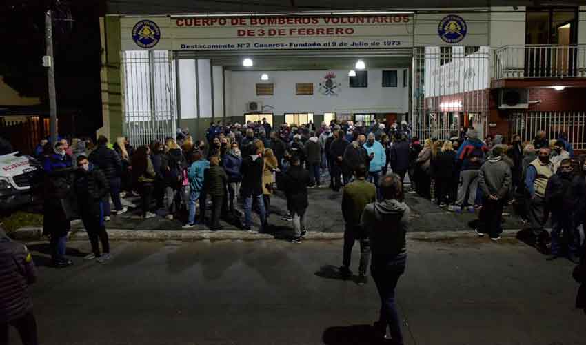 Ultimo adiós a los tres bomberos voluntarios que murieron en el incendio de Caseros