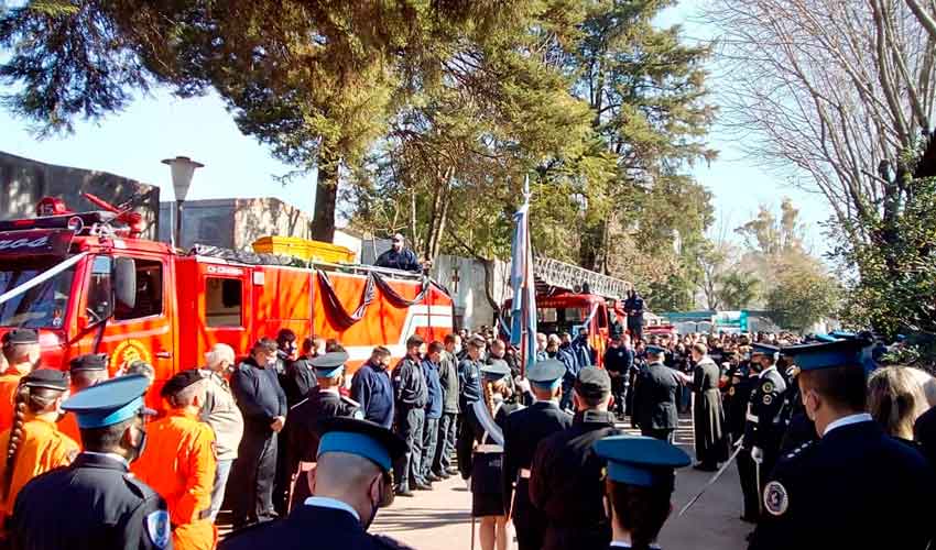 Una multitud despidió a los tres bomberos fallecidos en un incendio