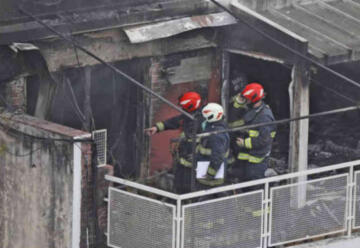 Bomberos sofocaron un incendio en un edificio de 12 pisos