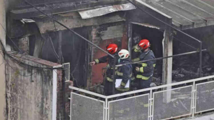 Bomberos sofocaron un incendio en un edificio de 12 pisos