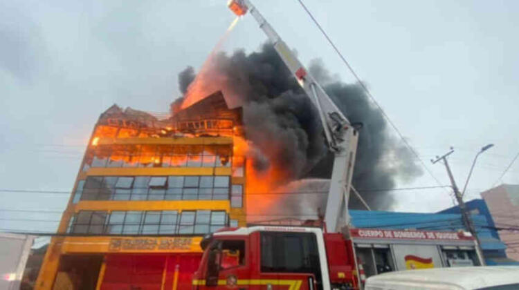 Incendio de gran magnitud afecta a edificio de elementos industriales