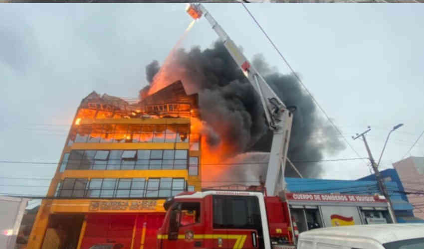 Incendio de gran magnitud afecta a edificio de elementos industriales