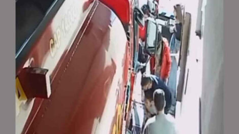Un bombero salvó la vida de un niño con una rápida maniobra