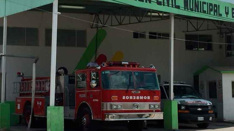 Camión de bomberos se queda sin frenos al ir a una emergencia