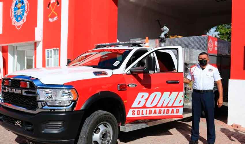 Entregan a bomberos nuevas unidades y equipos de protección