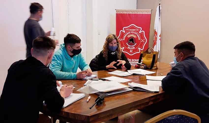 Bomberos Voluntarios cursan el secundario en el cuartel