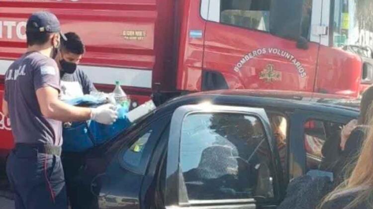 Bebé nació asistido por tres bomberos en un Uber